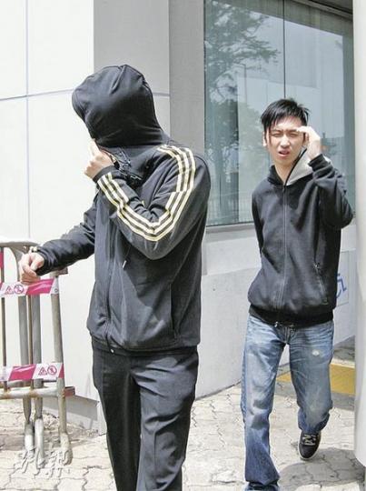 被告劉榮之（左）及林偉俊（右）昨日就向借款人收取酬金的控罪，在東區裁判法院受審，多名親友到庭旁聽。（梁珮珊攝）
