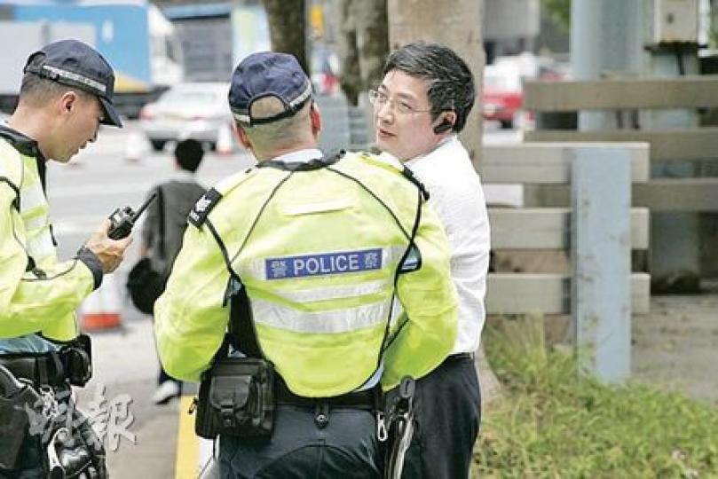 衛生署感染控制科學委員會成員蔡健榮醫生（右）駕七人車在獅隧撞傷隧道女職員。圖為他正向警員講述事件經過。（黃雄攝）衛生署感染控制科學委員會成員蔡健榮醫生七人車（圖）撞傷隧道職員後，警員到場調查。（黃雄攝）