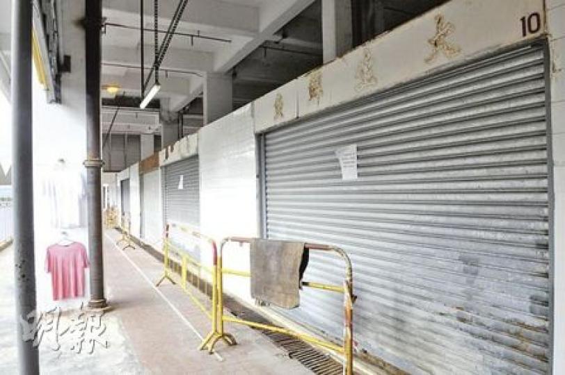 華富邨街市檔位十室九空，空置率長期高於60%以上。審計署批評，部分房委會轄下的街市空置率亦長期偏高，浪費寶貴資源。（陳淑安攝）