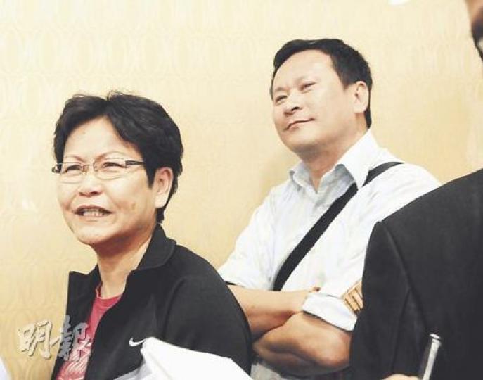 家住港島的黃女士表示，現階段未決定是否入市買尚豪庭，但她認為，現時香港樓價貴，市民供樓相當吃力。對港府今季內會連環推出9幅住宅用地，黃女士覺得2000餘個單位的供應量不算多，希望政府「可以做多一點」，如興建居屋。（陳淑安攝）