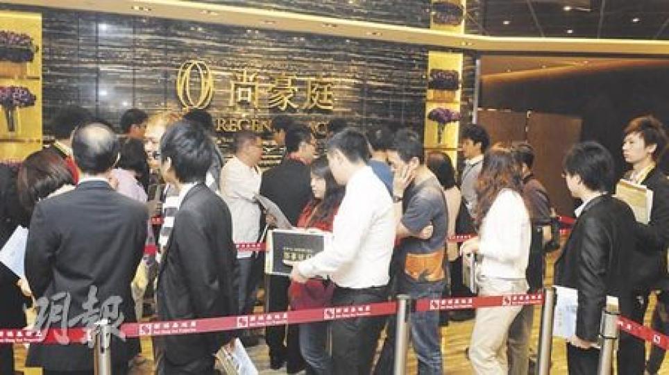 尚豪庭昨正式開售，新地代理項目總監張卓秀敏（圖2）指，雖然是工作日，但樓盤銷售反應仍理想，集團感滿意。（陳淑安攝）（圖2）（陳淑安攝）