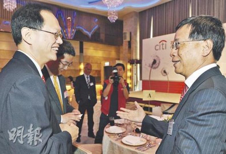 陳南祿（左）、許漢忠曾幾何時分別做國泰及港龍CEO，各為其主。今日兩人已分別過檔恒隆及機管局，在花旗新聞頒獎禮上巧遇。（劉焌陶攝）