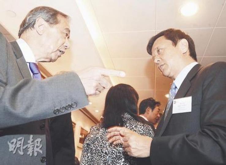 匯賢上市曾因為港交所做3次test而推遲，圖為主席夏佳理（左）及總裁李小加昨天出席上市儀式。（劉焌陶攝）