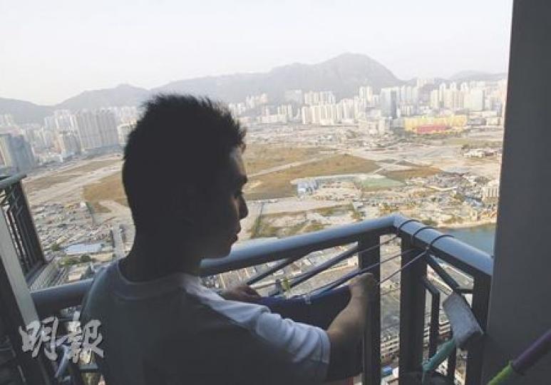翔龍灣居民張先生指出，近兩星期特別大塵，估計是吹東風把啟德地盤沙塵帶到屋苑。（林振東攝）