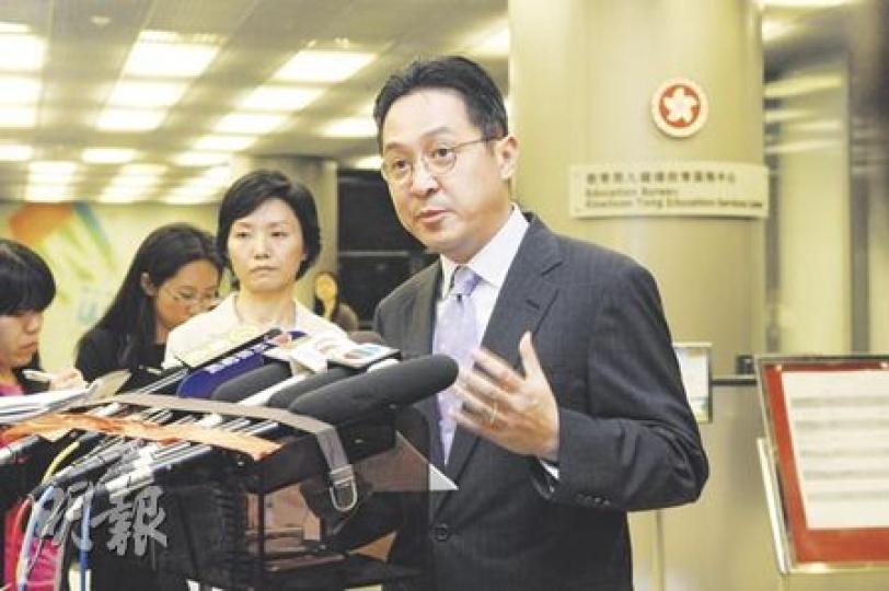 教育局副局長陳維安昨與書商會面後承認，暫未能令書商將佔95%市場的現版教科書分拆或減價，稍後會與書商再開會。（陳淑安攝）與會的出版書商代表、中英文教出版事業協會主席黃旌指出，現版教科書與教材分拆定價在新學年推行有實際困難，而香港教育出版商會會長王偉文（右）亦表示，現階段只能在新學年將新版課本及教材分拆定價。（陳淑安攝）