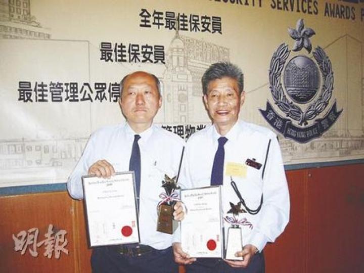 60歲林啟祥（右）及53歲徐耀林（左）雖然年紀不輕，但遇上賊人仍然盡責力追，捉拿賊人外，亦獲得西九龍保安服務選舉「最佳保安員銀獎」。（黃靜雅攝）