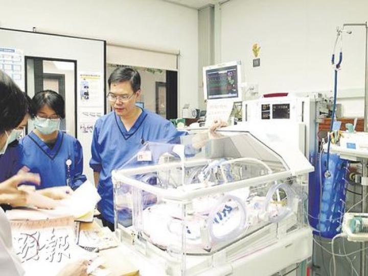 聯合醫院兒科主管陳衍標醫生（左一）建議私家醫院，減少為患妊娠高血壓、懷雙胞胎等內地孕婦接生，減低公立醫院初生嬰兒深切治療部的負荷。（談誦言攝）