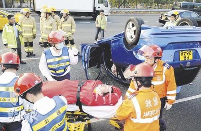 被的士撞至翻轉的私家車，司機被困車內，要由消防員救出送院。（蔡方山攝）的士司機懷疑打瞌睡導致車禍，事後胸口不適需送院。（蔡方山攝）