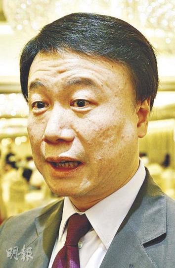 南華足主羅傑承表示，由於來自英國的顧問公司依照不少英超模式撰寫計劃，部分建議難在港實行。（林振東攝）