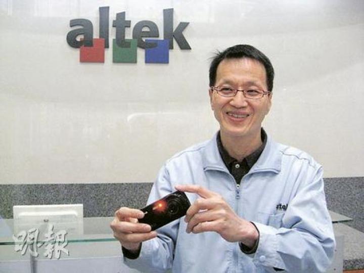 台資彩晶光電職員展示該公司品牌的手機相機一體化產品。	（陳小強攝）日本地震勢必對崑山企業造成一定影響。圖為「仁寶電子」廠房的員工在手提電腦生產線上。（陳小強攝）
