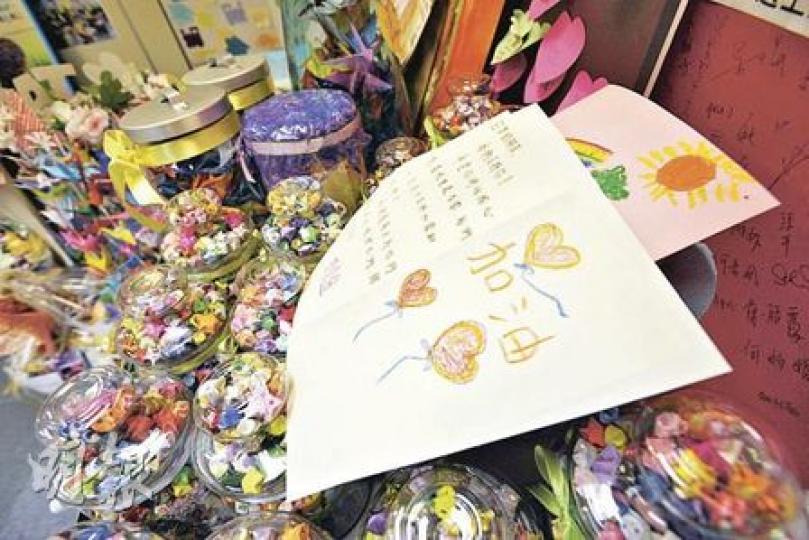 日本駐港領事館內放滿了市民送來的慰問信和祈福紙星星，地震至今又收到2100萬港元的捐款，總領事隈丸優次表示，很感激港人的熱心支持。（ 朱永倫攝）日本駐港總領事隈丸優次指九州、關西等地完全不受地震影響，呼籲市民到當地旅行。 （朱永倫攝）