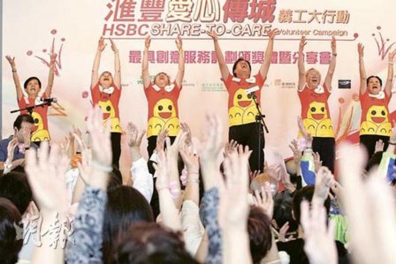 「哈哈笑耆兵」透過瑜伽為長者帶來歡樂，在昨日的頒獎禮上，即席表演大笑瑜伽，帶領在場人士一同大笑。（李紹昌攝）