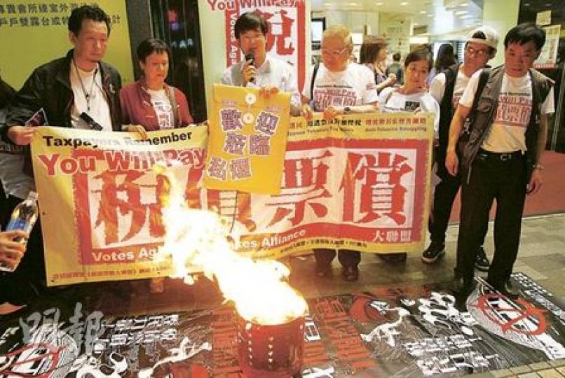 稅債票償大聯盟昨日趁公民黨5周年晚宴到場請願，抗議公民黨支持加煙稅，助長私煙，他們在會場外焚燒「公民袋」表達不滿。（林振東攝）公民黨昨晚舉行5周年黨慶，無論是民主派戰友還是民建聯，都有派代表出席，左起為社民連主席陶君行、公民黨黨魁梁家傑、民建聯李慧琼及民主黨主席何俊仁。（林振東攝）前政務司長陳方安生（右）與公民黨創黨黨魁余若薇（左）在晚宴上言談甚歡。（林振東攝）