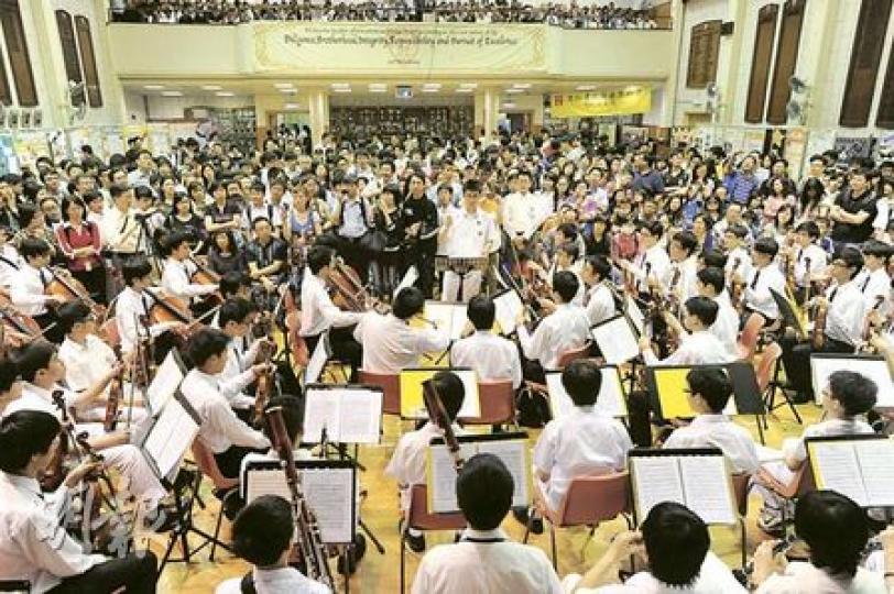 著名官校皇仁書院昨日舉行開放日，皇仁下學年就會實施「優化計劃」，開辦4班中一，每班人數按教育局規定最多為36人，直至2016年會變成全校每級各4班。根據統計，皇仁減班後，今年留給區內學生的統一派位學額，由去年65個，減至43個，跌幅為34%。（尹錦恩攝）皇仁書院校長李樂然（圖）被指在回覆校友時表示，皇仁校管會在減班決定上未有投票，校友又指校方在去年11月召開一次會議後，突然在今年2月參加減班，質疑減班的「自願性」。（尹錦恩攝）