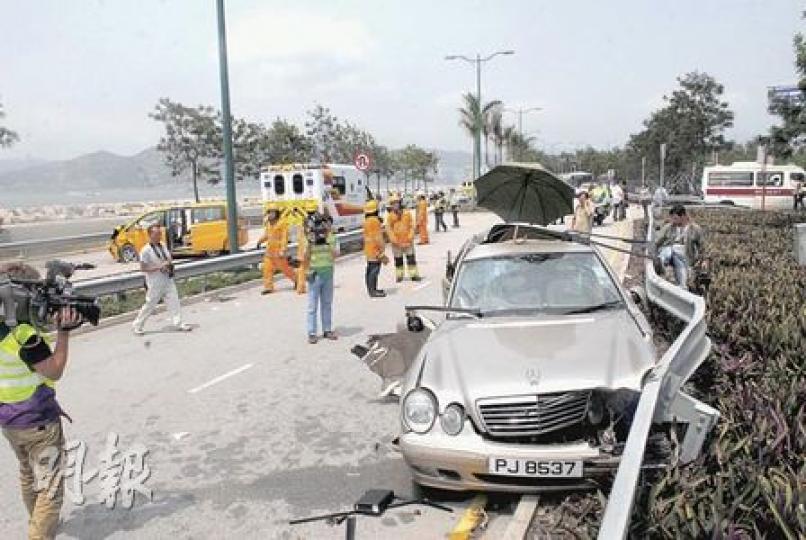 欣澳道車禍致9人受傷，被撞的平治房車掃毁一列鐵欄後始告停下，車身嚴重損毁。（鍾炳然攝）肇事建築公司七人車車頭嚴重損毁，車軨與車胎爆裂。（鍾炳然攝）平治被撞，車上南亞裔司機危殆，女親友事後趕到醫院，神情激動呼喚其名字。（梁琬珊攝）