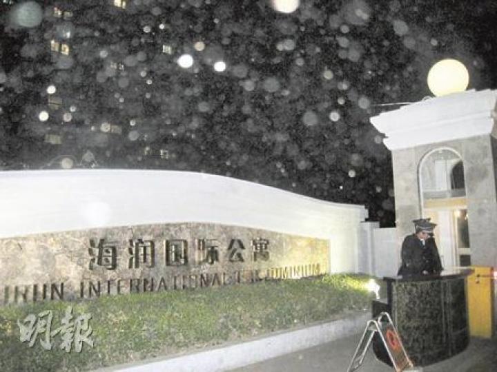 莫少聰在北京的寓所位於朝陽區將台路，名為海潤國際公寓，保安員指莫平日待人有禮，出事當天大批公安到場，更換便衣後上樓拘人，被捕另一男子叫Derek。（明報記者攝）（明報製圖）