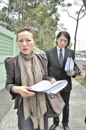 亞視股東蔡衍明的董事代表黃寶慧（前），昨與律師黃頴恒拿着律師信，到亞視大埔廠房收取公司營運文件。他們引述董事兼亞視高級副總裁欒振國稱要商討一下，未有交出文件。（陳健佳攝）
