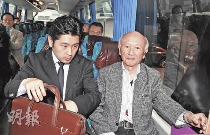 深受日本人崇拜，素有賺錢之神的邱永漢（右）親自帶領日本投資團再來港找商機，圖為邱與擁躉們搭巴士情况。（劉焌陶攝）