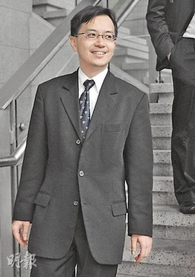 中九龍診所醫生何鴻鈞被指多次以家人及病人之名，作虛假診症及預約，他被控公職人員行為失當等27罪。（余俊亮攝）