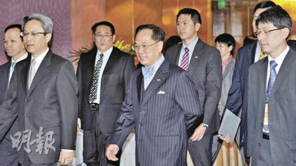 特首曾蔭權（中）昨日出席「十二五」規劃論壇，他致辭時表示，香港要積極應對國際和區域的競爭，而「十二五」規劃是連接國家與香港的紐帶，可在國際、全國和區域的層面把握新機遇。（葉漢華攝）