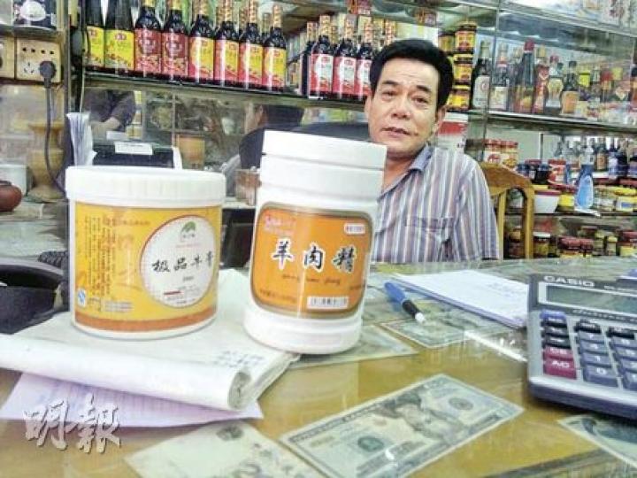 餐料行的鍾老闆表示，一般家庭不會買牛肉膏，現在市民都很注重健康，很多人煮菜連味精都不放了，根本不會買這些香精來用。（明報記者攝）