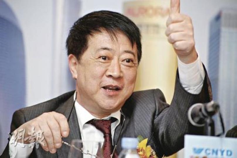 內地最大幕牆生產商遠大中國來港招股，公司參與項目包括水立方及鳥巢，圖為主席康寶華昨於記者會上比起大拇指，一臉開心。（陳智良攝）唐宮首日升幅年內稱霸，昨一開市即升三成，每股報2.15元，收市升幅更擴至四成。圖為公司主席葉樹明於上市儀式上。（張智超攝）