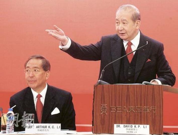 於昨日股東大會上，東亞銀行主席兼行政總裁李國寶被小股東問到，該行會否先於匯控赴內地上市，以及會否讓東亞中國分拆上市，他回應指，東亞早於16、17年前已考慮到內地掛牌，惟由於內地國際板的法規尚未出台，故目前仍未有內地上市的時間表。（劉焌陶攝）
