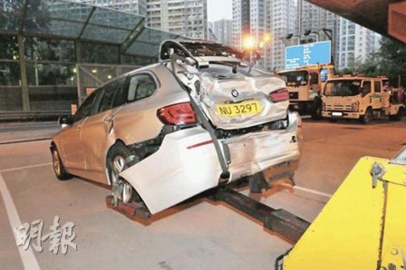 警方一輛寶馬「隱形戰車」，昨日在青衣遇上車禍，車尾被嚴重撞毁凹陷，車上4名警務人員受傷送院。（林錫禮攝）