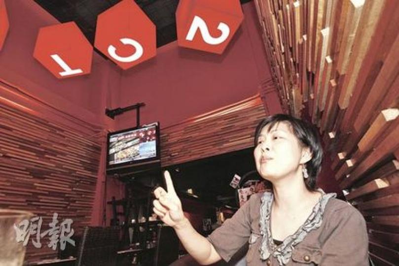 TC2咖啡店開業3年，東主吳婉君坦言，薪酬開支不成問題，反而人手短缺卻令小店受結業威脅，商界工會互吵之時，代表不了自己，唯有於網上發聲，為小東主出一口氣。（李紹昌攝）記者昨走訪砵蘭街，發現近七成食肆門外都張貼招聘告示，主要聘請洗碗、清潔、樓面、外賣員等工種，估計整段街道可提供近百個空缺。（李紹昌攝）（明報製圖）