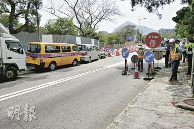 女司機在操控「波板糖」（臨時交通管制路牌）工人面前停車問路，結果釀成3車串燒，3名學童受傷。（黃雄攝）