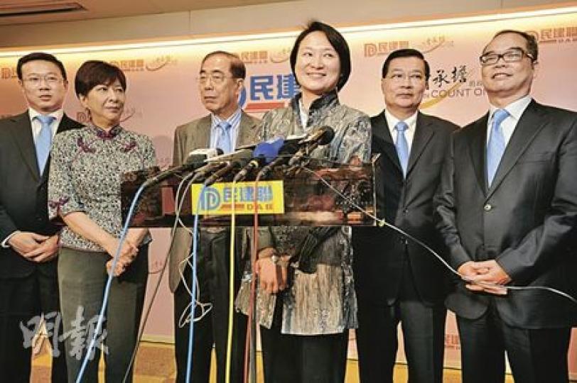民建聯選出新一屆領導層，立法會議員李慧琼「更上層樓」，晉升副主席，有傳是為她競逐超級區議員舖路。圖左起為副主席張國鈞、蔣麗芸、監委主席楊孫西、李慧琼、主席譚耀宗及副主席劉江華。（何家達攝）