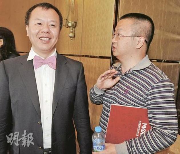 茂業主席黃茂如（左）出席周年股東大會，有來自深圳的小股東（右）向黃氏查詢公司經營情況。（劉焌陶攝）