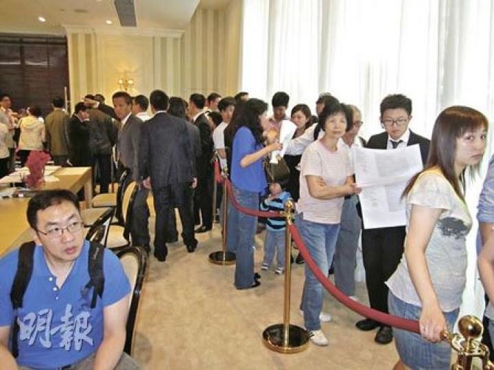 長沙灣道「御匯」昨正式開放現樓予公眾參觀，全日參觀人數估計逾3000人；代理估計，樓盤接獲入票已近200張。（林可為攝）位於洪水橋的尚城，昨售出35伙。（陳淑安攝）
