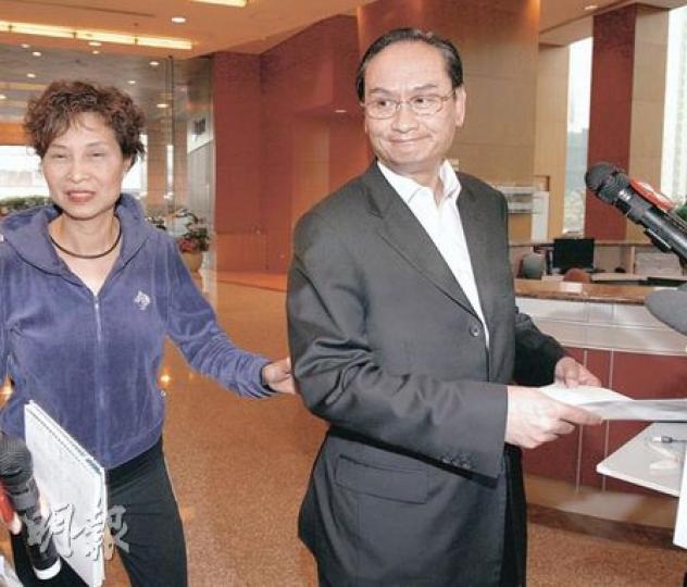 港鐵公司署理行政總裁何恆光（右）強調從沒有企圖或意圖干預新聞自由，又說「經一事，長一智」，就廣告公司OMD向傳媒致函廣告指引信件事件向公眾及傳媒機構致歉。左為港鐵公司事務總經理梁陳智明。（李紹昌攝）
