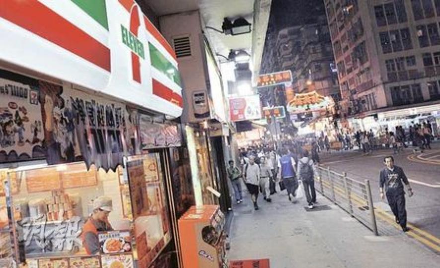 「梗有一間喺左近」的7-11便利店，全港共有956間分店，其中555間屬特許經營店，單是旺角已有18間，在豉油街和花園街交界，兩間7-11分店相距甚近。（余俊亮攝）