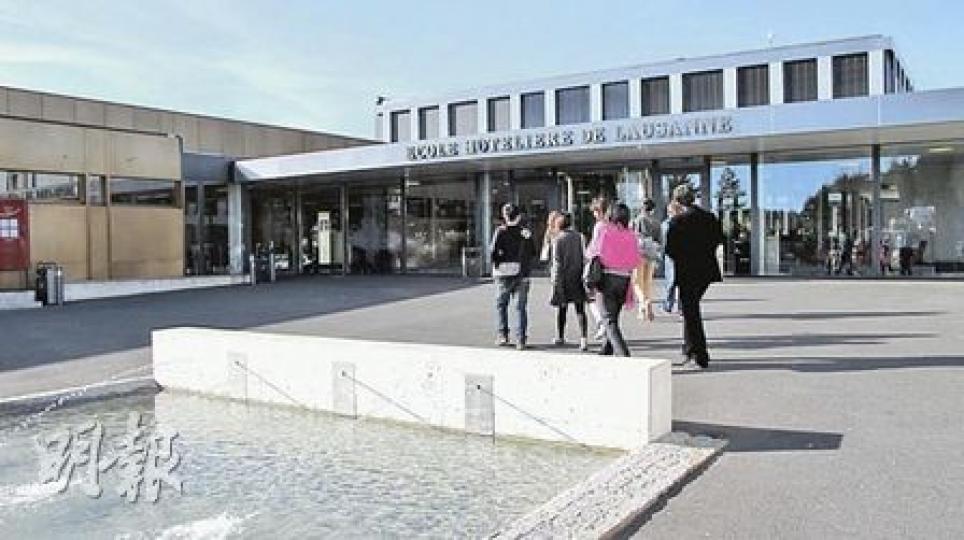 Lausanne酒店學校 （彭美芳攝）來自北京的祝一塵在教學廚房內示範，如何可透過天花的反光鏡，讓同學看清楚導師煮食技巧。（彭美芳攝）