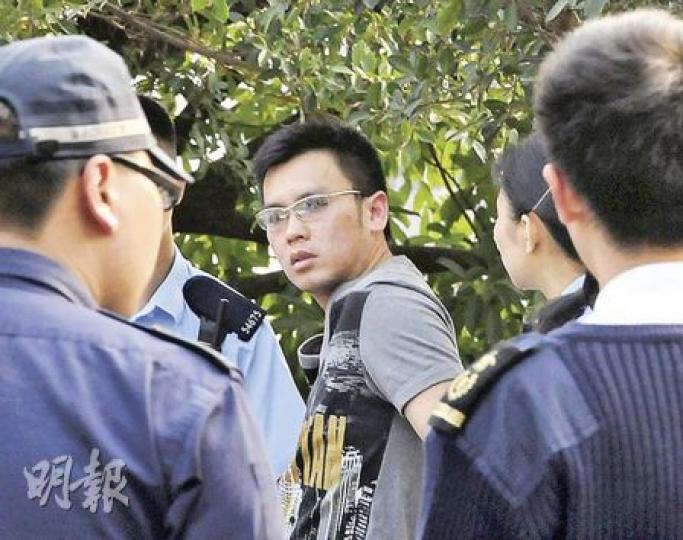 妻子被發現浮屍鯉魚門避風塘海面，江湖人物「細B」陳孝廉（中）事後趕到現場了解。（明報記者攝）消防蛙人在鯉魚門避風塘撈獲女性浮屍後，大批死者親友陸續趕到現場了解。（明報記者攝）
