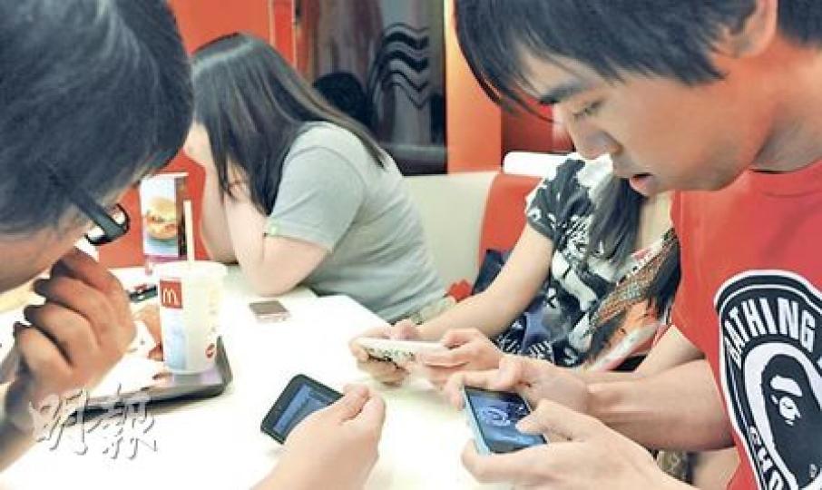 不少學童都手持價值數千元的iPhone，容易成為賊人對象，有警官及教師家長會成員呼籲家長勿亂送iPhone給子女，因既非必要，亦有危險。（尹錦恩攝）（明報製圖）