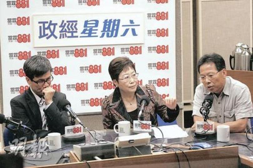 理大土木及結構工程系副教授熊永達（右）和立法會交通事務委員會主席鄭家富（左）指出，在交通費支出佔市民收入近一成的情况下，政府應檢討可加可減機制。自由黨的劉健儀（中）更直言，港鐵應減少賣廣告，改撥資源加強維修。（李紹昌攝）