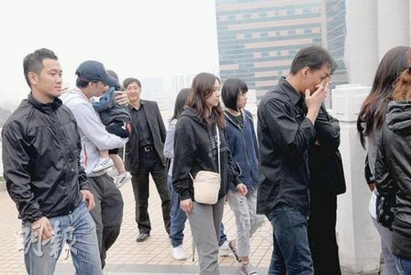 蔣世豪現任妻子（圖中，揹米色袋），與一眾親友到沙田寶福山為亡夫辦理後事。（屈俊樂攝）