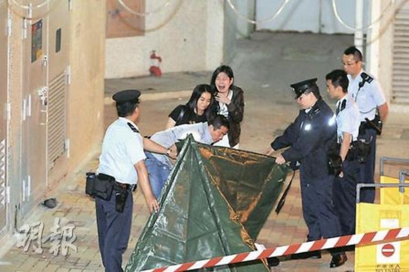 少年從慈民邨高處墮樓亡，親人認屍時傷心痛哭。（衛永康攝）