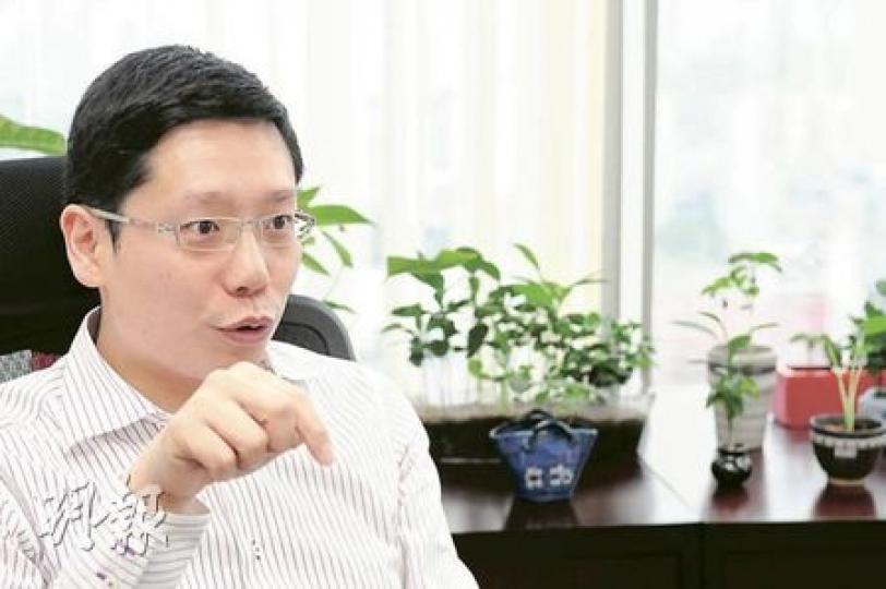 最低工資委員會最年輕委員黃傑龍，是叙福樓集團第二代掌舵人，他的辦公室沒有任何油煙味，卻有多盆植物和多幅卡通繪圖，平日他不會西裝骨骨坐大班椅，只見恤衫牛仔褲。他的員工大多是70後、80後，是他刻意引入更多年輕人入行接棒。（張智超攝）