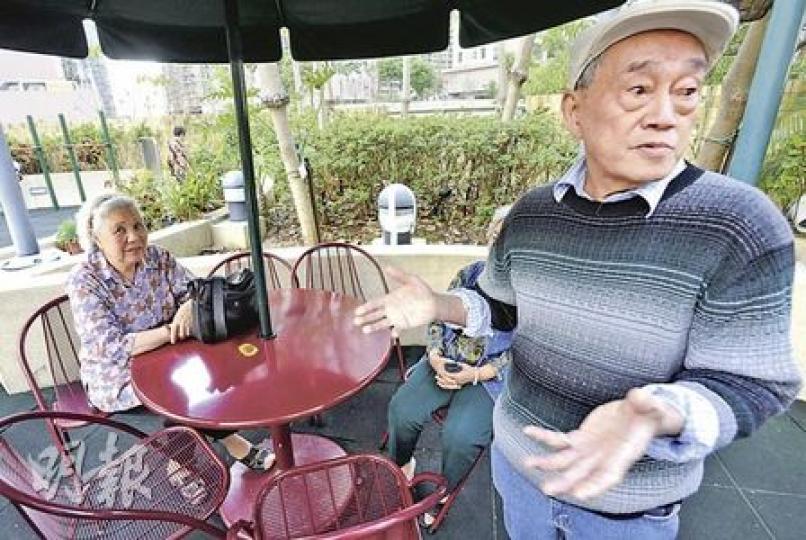 樂頤居租戶蔡婆婆（左）及張伯（右）均指今次增加管理費不合理，他們異口同聲表示長者已無收入，加價會對他們造成沉重的負擔。（何家達攝）