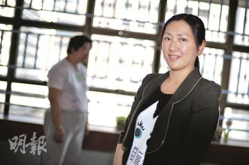 精神病人復康支援計劃組個案經理鄭麗琪（右）說，與病人一起解決生活難題，滿足感很大。後為病患者Alice。（何家達攝）