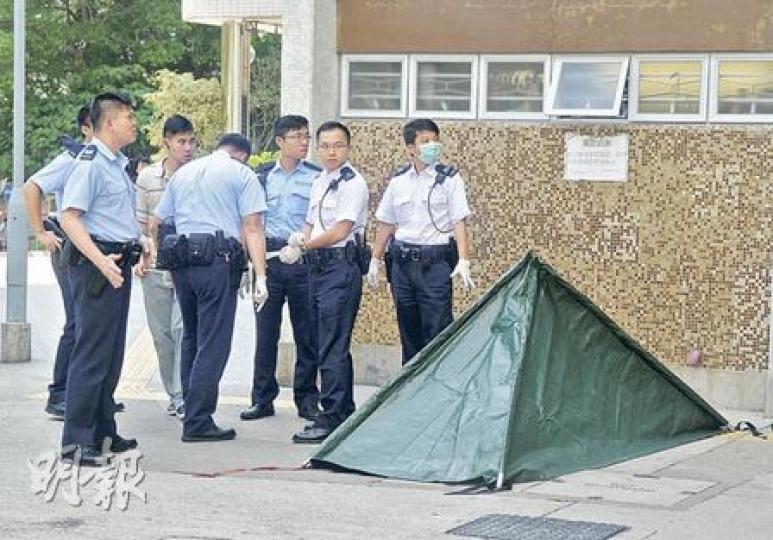 事主由環翠邨美翠樓高層飛墮地面，當場證實死亡。（蔡方山攝）