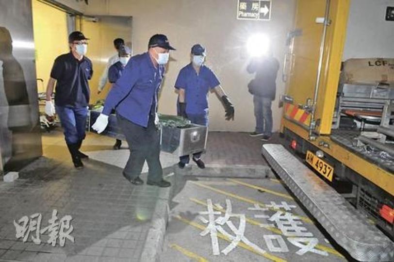 59歲男子昨午懷疑與流鶯到觀塘輔仁街一間套房談心，其間突然暈倒猝死。仵工事後將屍體移送殮房，等候剖驗。（衛永康攝）