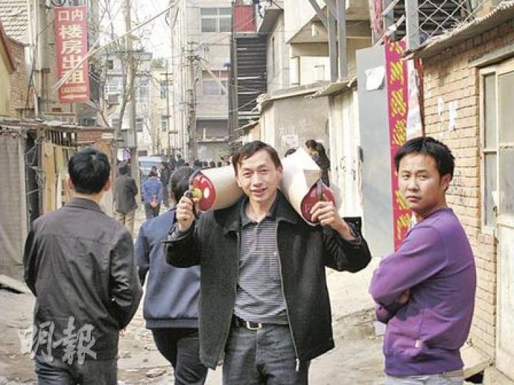 為應付防火部門安檢，昨日滅火器生意火爆，附近居民、店家都購買滅火器回家。（劉洪慶攝）