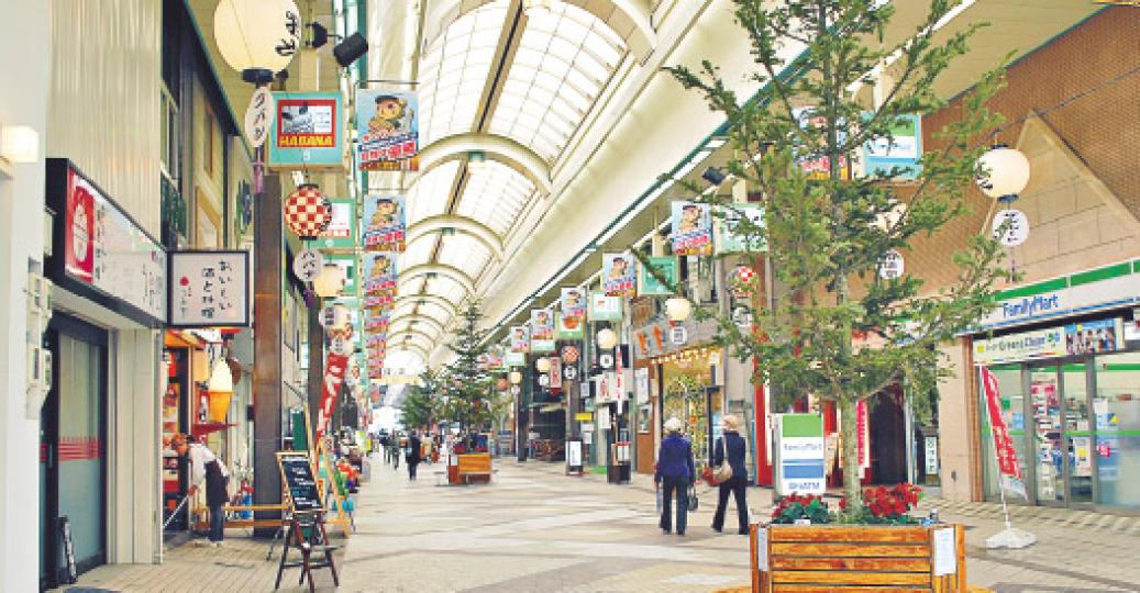 位於札幌的狸小路，曾是旅客熱愛的購物區，如今遊客瘋狂「掃貨」情况已不復見，整條商店街的遊客寥寥可數，店員欲到街上推廣亦「無客可說」。（袁柏恩攝）拉麵橫丁老店華龍拉麵店開業逾60年，遇上最嚴峻的經營困境，店長中山等（圖）指即使1995年神戶大地震後，亦未曾如此冷清。（袁柏恩攝）