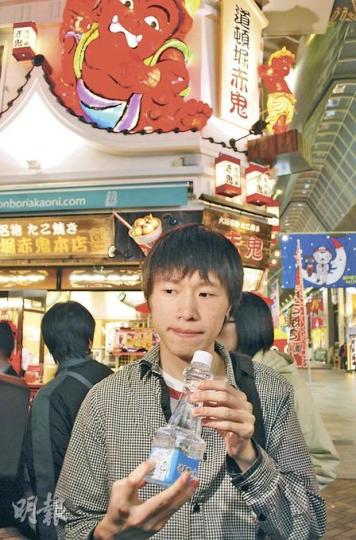 港人王先生地震後更想親身到日本了解情况，由於擔心輻射，他自備了口罩，買樽裝水時會先看來源地。（袁柏恩攝）