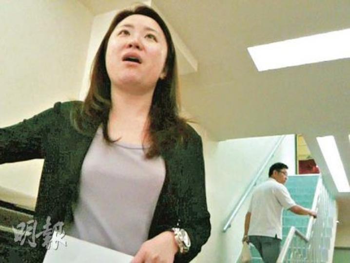 本報記者以顧客身分向公壽查詢時,中西殯儀總經理駱敏儀(圖)承認與葉國謙有來往。(明報記者攝)
本報記者以顧客身分向公壽查詢時,中西殯儀總經理駱敏儀(圖)承認與葉國謙有來往。(明報記者攝)
